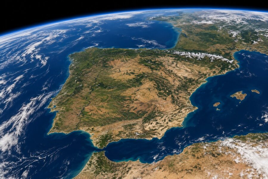 Porque Portugal tem menos uma hora do que Espanha, apesar de estarem lado a lado
