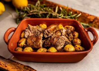 Cabrito assado à moda da Beira: receita tradicional, reconfortante e repleta de sabor
