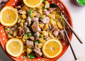 Carne de vinha d'alhos: a receita madeirense que precisa de três dias de marinada