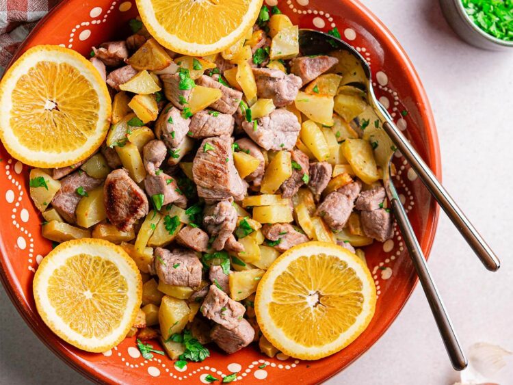 Carne de vinha d'alhos: a receita madeirense que precisa de três dias de marinada