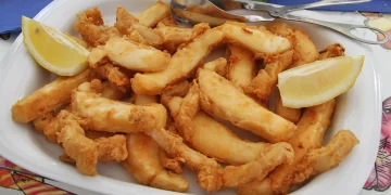 Choco frito à algarvia: receita tradicional da iguaria mais famosa do Algarve