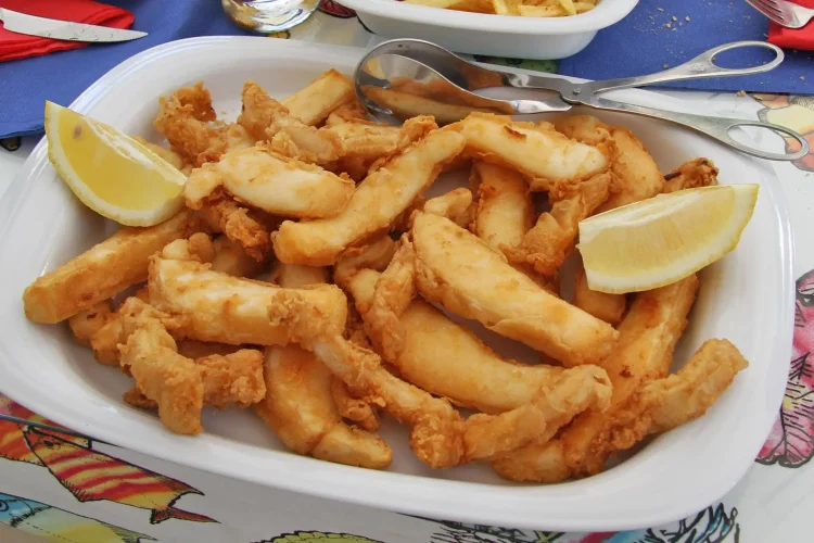 Choco frito à algarvia: receita tradicional da iguaria mais famosa do Algarve