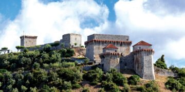 Vila medieval de Ourém: o castelo e o paço do conde que está sepultado numa cripta gótica