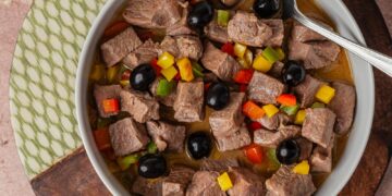 Pica-pau à portuguesa: o petisco de cervejaria com pickles que se faz em 20 minutos