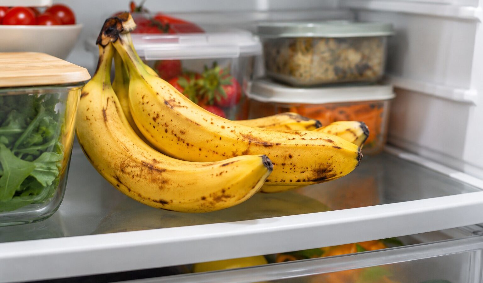 Banana no frigorífico fica preta por fora: o que acontece à casca e quando compensa guardá-la no frio