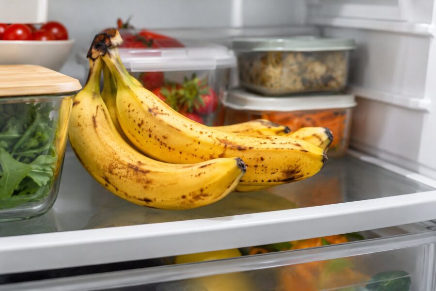 Banana no frigorífico fica preta por fora: o que acontece à casca e quando compensa guardá-la no frio