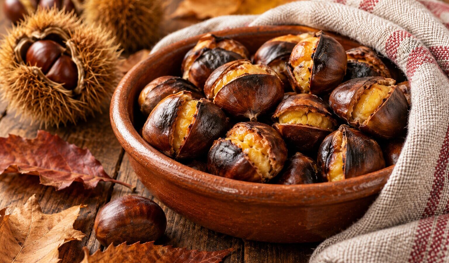 Descascar castanhas assadas: o que fazer nos minutos em que ainda estão quentes
