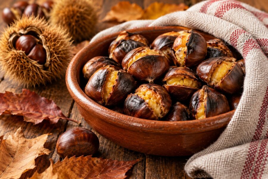 Descascar castanhas assadas: o que fazer nos minutos em que ainda estão quentes