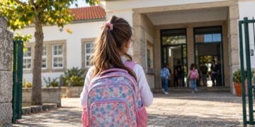 Mochila escolar: o peso máximo de 10% do corpo da criança e a forma certa de a lavar