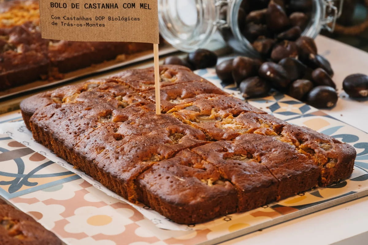 Bolo de castanha com mel: húmido, simples e feito com castanhas da época