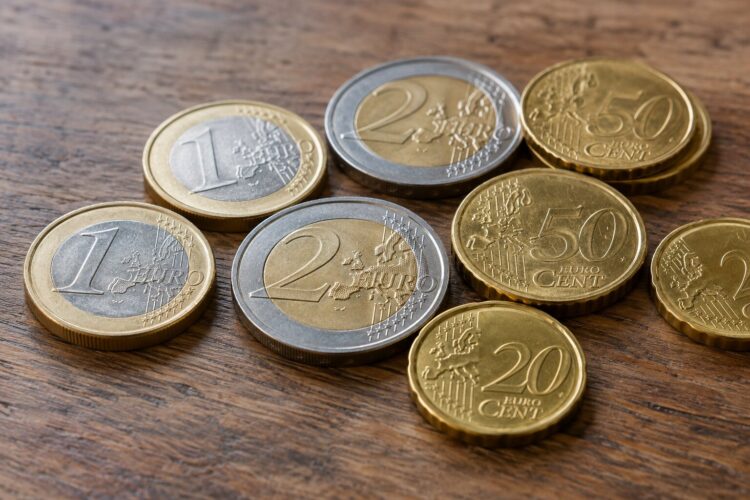 Pagar com moedas: o limite por pagamento que permite ao comerciante recusar