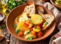 Sopa de tomate à alentejana: o prato de fim de verão que se come com pão e ovo escalfado