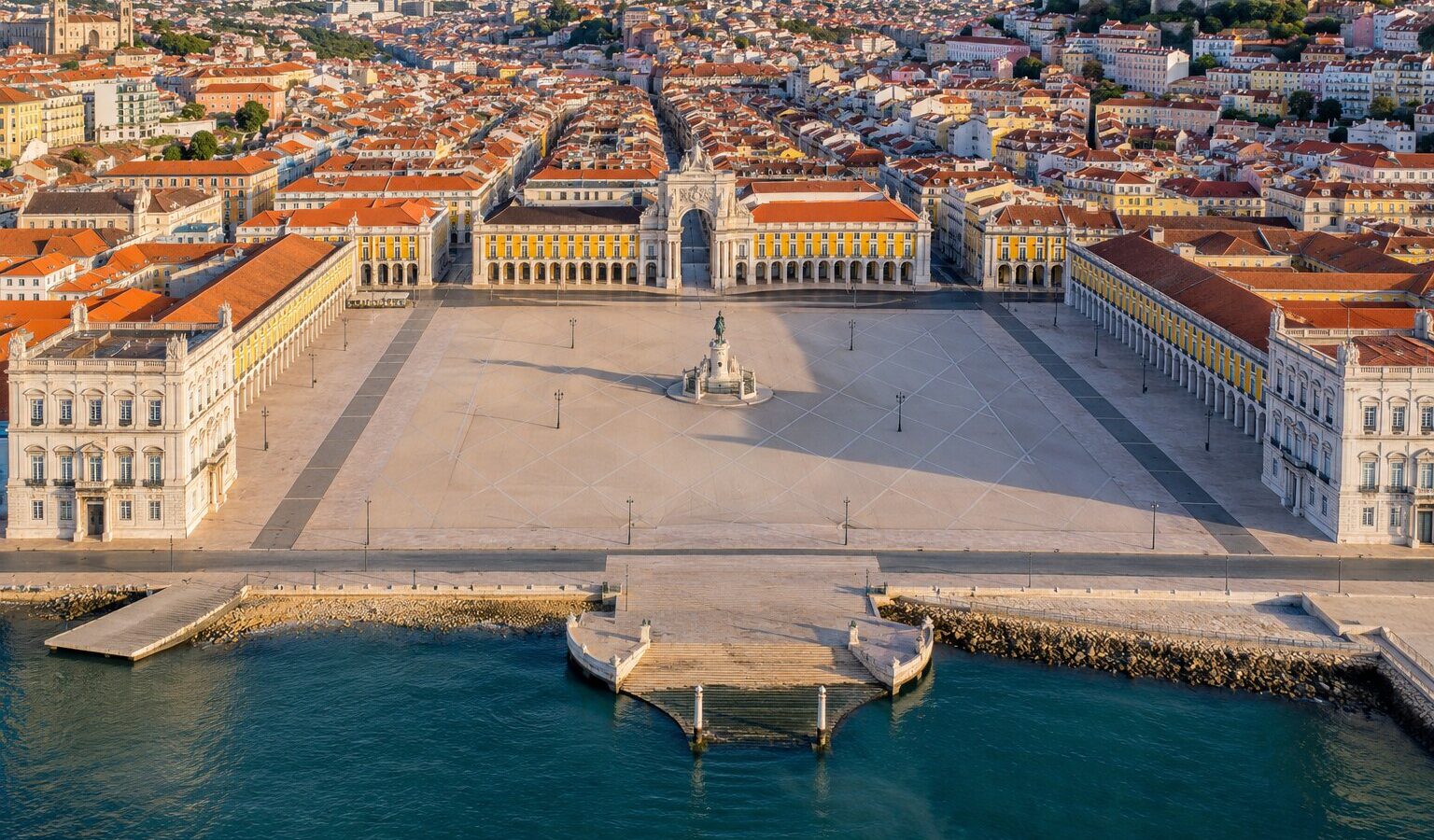 Fósseis na pedra de Lisboa: os rudistas com mais de 90 milhões de anos que se pisam na Baixa