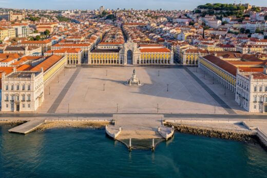 Fósseis na pedra de Lisboa: os rudistas com mais de 90 milhões de anos que se pisam na Baixa