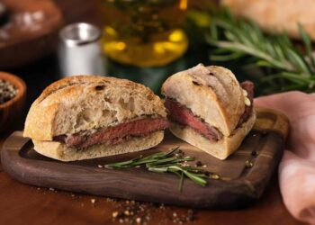 Prego no pão: o bife fino, o alho e a manteiga que o deixam igual ao das tascas
