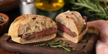 Prego no pão: o bife fino, o alho e a manteiga que o deixam igual ao das tascas