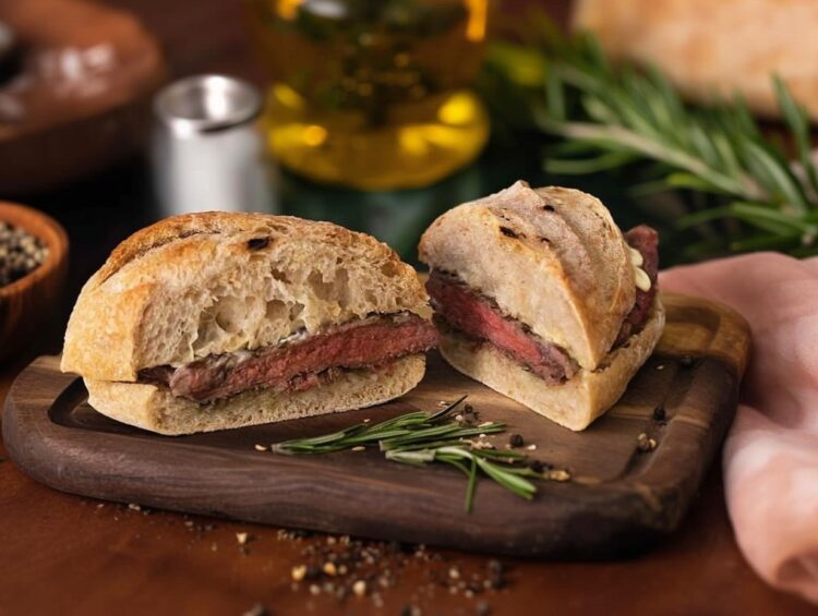 Prego no pão: o bife fino, o alho e a manteiga que o deixam igual ao das tascas