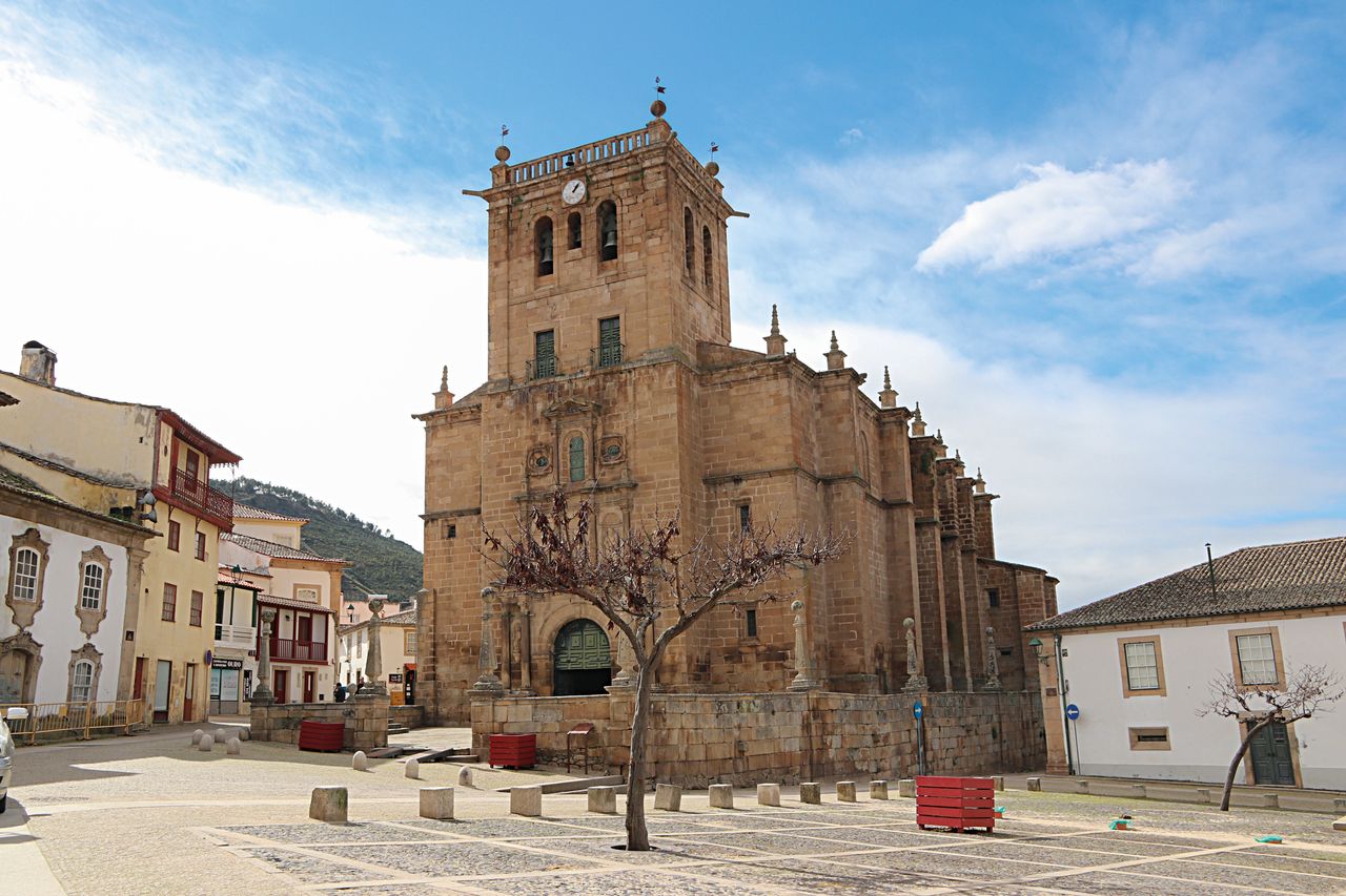Torre de Moncorvo: a vila transmontana do ferro, da amêndoa coberta e de uma igreja do século XVI