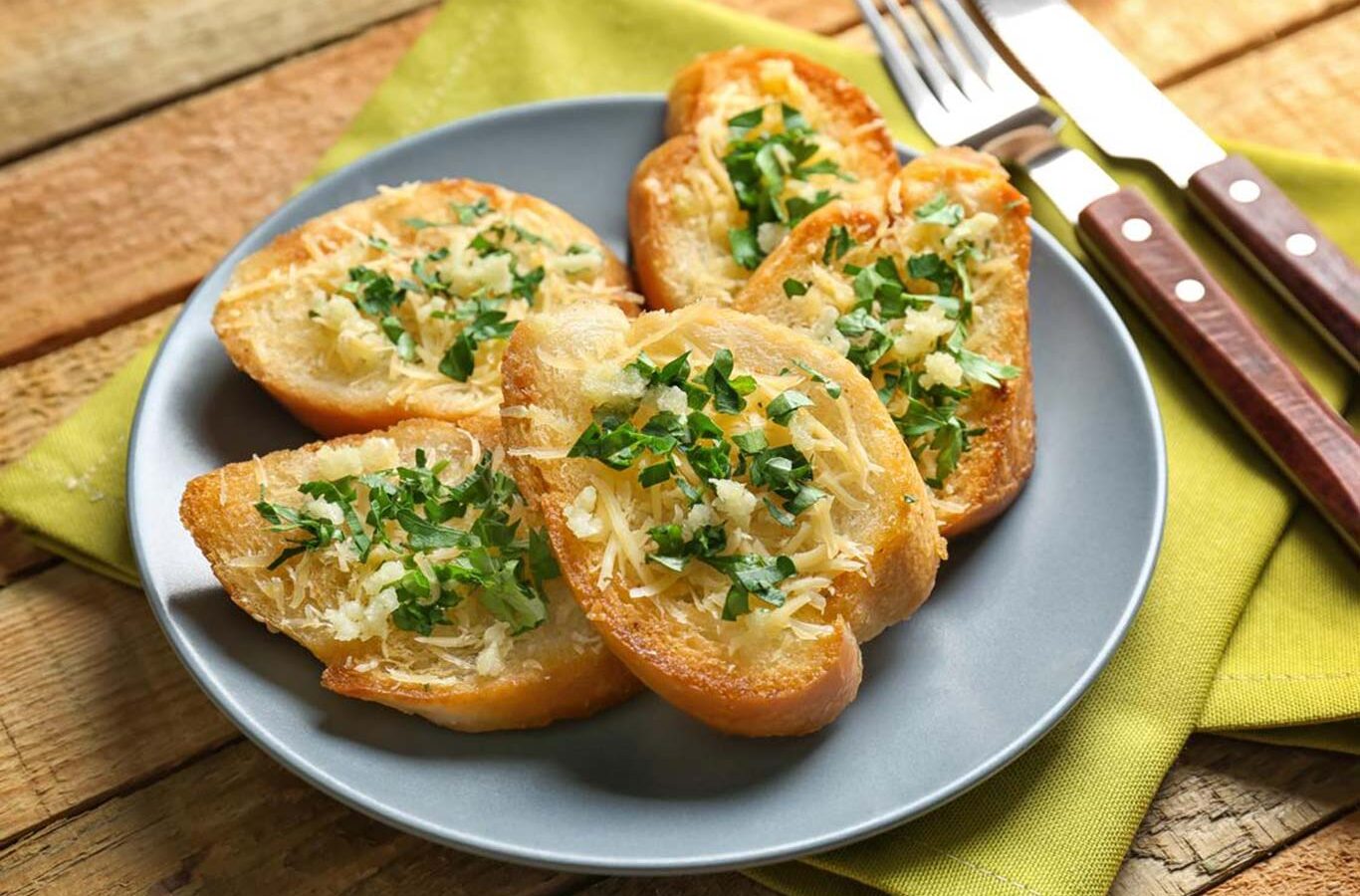 Torricado: o pão do Ribatejo tostado na brasa, esfregado com alho e regado com azeite