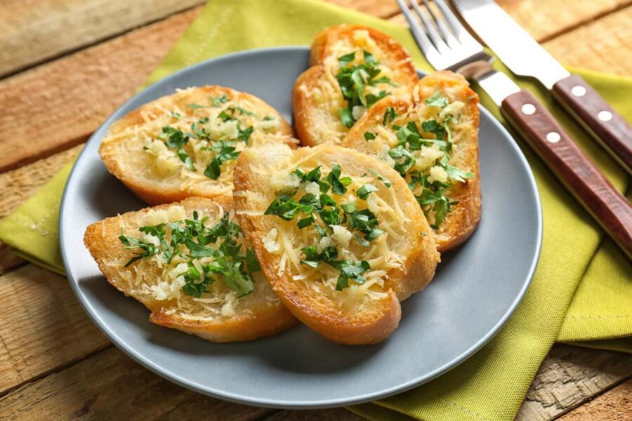 Torricado: o pão do Ribatejo tostado na brasa, esfregado com alho e regado com azeite